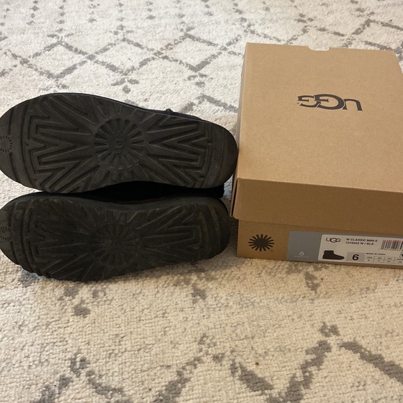 Black mini Uggs - Picture 3 of 10